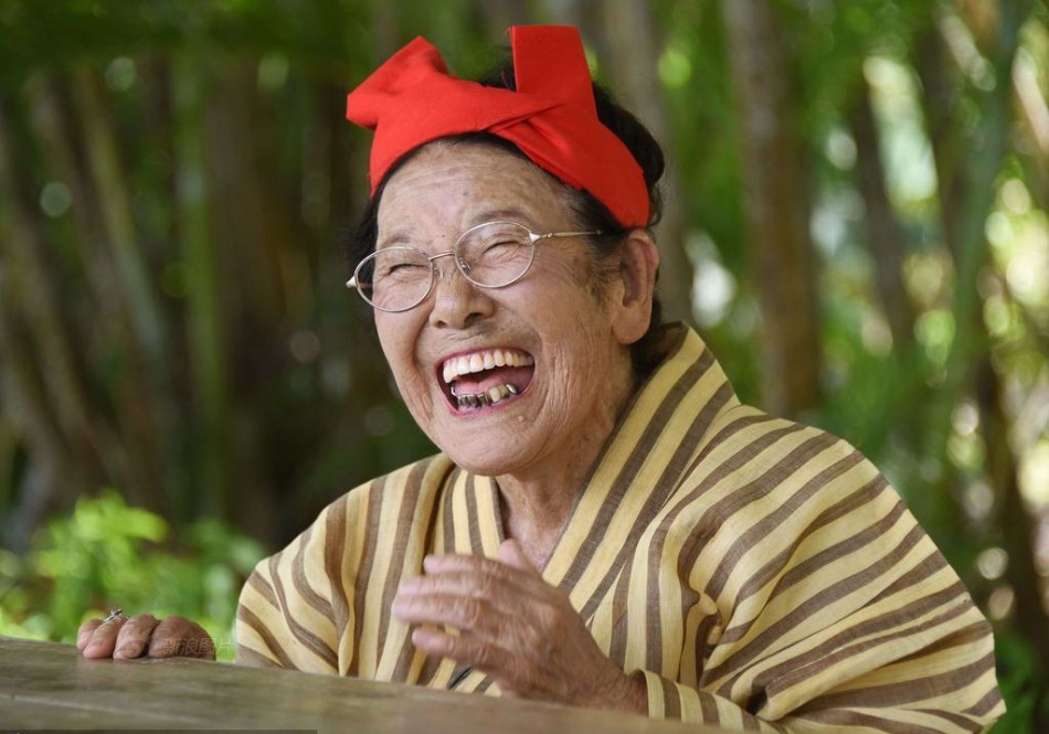 Một cụ bà thành viên trong nhóm nhạc. (Nguồn: Chinadaily)