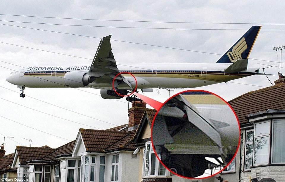 Bộ phận trên 1 chiếc máy bay Boeing 777 giống với mảnh vỡ.