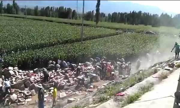 Cách đây không lâu, báo chí Trung Quốc cũng đưa tin rất nhiều về vụ người dân sống xung quanh một bãi rác ở Từ Châu (Tô Châu, Trung Quốc) đã ra 'hôi của​' trong một vụ tiêu hủy 35,7 tấn hàng giả. (Nguồn: QQ)