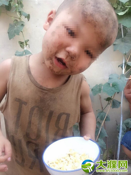 Nhiều người bày tỏ sự phẫn nộ với cách nuôi dạy con của bố mẹ cậu bé. (Nguồn: sina)