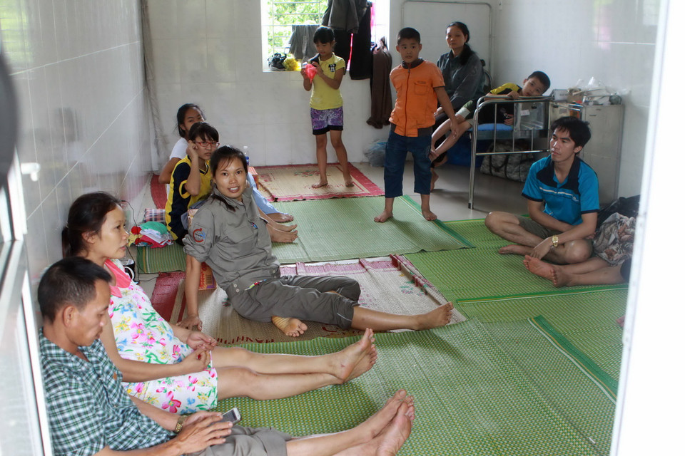 Người dân ở khu vực vỡ đập được di chuyển đến địa điểm an toàn. (Ảnh: Minh Quyết/TTXVN)