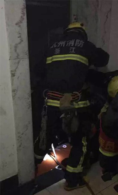 Lực lượng cứu hộ cố đưa cô gái ra ngoài. (Nguồn: QQ)