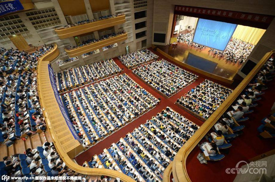 Ngày 30/7, tại một hội trường rộng lớn thuộc khách sạn 5 sao thành phố Tế Nam, tỉnh Sơn Đông, Trung Quốc, dưới tấm băngrôn 'Nếu bạn hận anh ấy, hãy khuyên anh ấy thi thạc sỹ, nơi đó là địa ngục,' hơn 3.500 sinh viên chuẩn bị cho kỳ thi thạc sỹ đang trong một tiết học Vật lý. (Nguồn: CCTV)