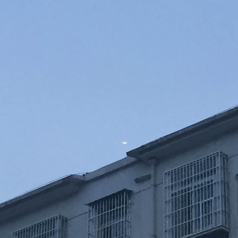 Ông Vương nhanh chóng lấy điện thoại chụp lại hình ảnh của hiện tượng kéo dài hơn 10 phút này. (Nguồn: Chinadaily)