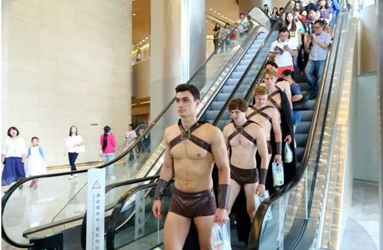 'Những chiến binh Sparta' thu hút sự chú ý của người dân. (Nguồn: QQ)