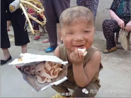 Nụ cười hạnh phúc của cậu bé khi có đồ ăn. (Nguồn: Sina)