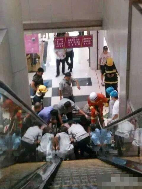 Sáng 27/7, một vụ tai nạn đau lòng nữa lại xảy ra ở Trung Quốc sau khi một em bé bị thang cuốn nuốt cả một cánh tay. Vụ việc này xảy ra ngay sau khi báo chí đưa tin ầm ĩ về việc người mẹ chết thảm vì thang cuốn. (Nguồn: QQ)