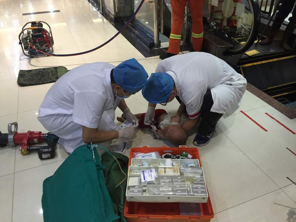 Cuối cùng, cậu bé cũng được kéo lên. (Nguồn: QQ)