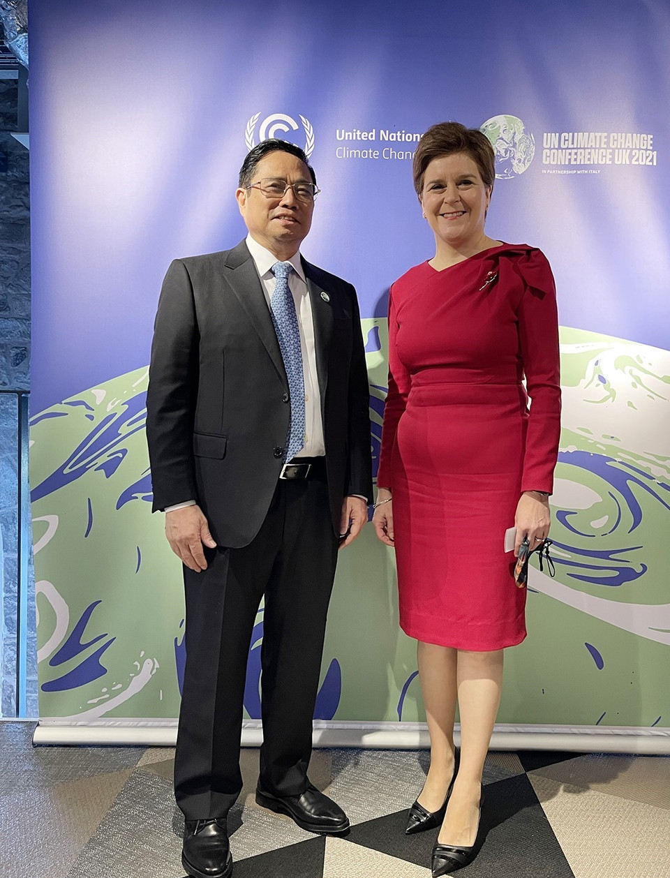 Thủ tướng Phạm Minh Chính và Thủ hiến Scotland, bà Nicola Sturgeon. (Ảnh: TTXVN)