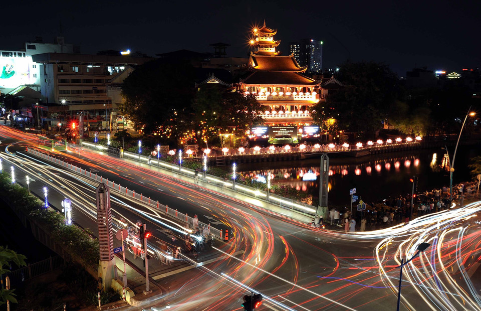 Chùa Pháp Hoa (quận 3, Thành phố Hồ Chí Minh) được thắp sáng, tưởng niệm đồng bào và cán bộ, chiến sỹ hy sinh, tử vong trong đại dịch COVID-19. (Ảnh: An Hiếu/TTXVN)