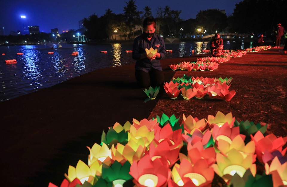 Hoa đăng tưởng niệm đồng bào và cán bộ, chiến sỹ hy sinh, tử vong trong đại dịch COVID-19. (Ảnh: Minh Đức/TTXVN)