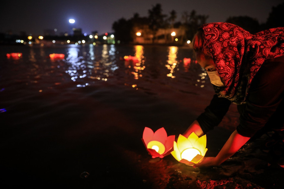 Thả hoa đăng tưởng niệm đồng bào và cán bộ, chiến sỹ hy sinh, tử vong trong đại dịch COVID-19. (Ảnh: Minh Đức/TTXVN)