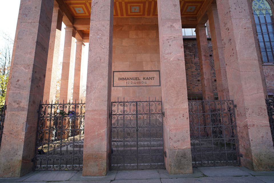 Mộ nhà triết học vĩ đại người Đức Immanuel Kant nằm trên đảo cùng tên ở trung tâm thành phố Kaliningrad được bao bọc bởi sông Pregolya. (Nguồn: TTXVN)