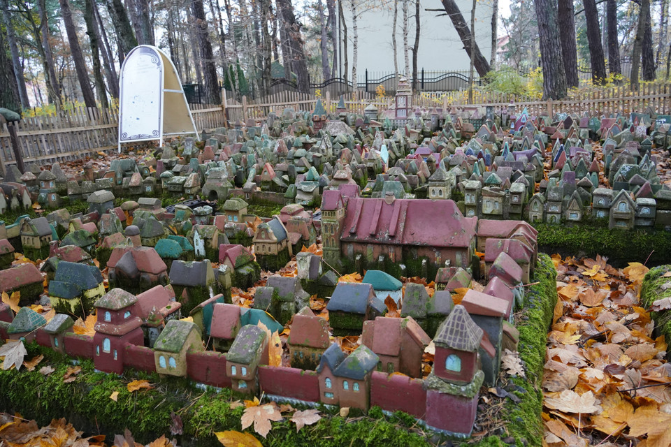 Vùng đất Kaliningrad được chuyển giao cho Liên Xô theo quyết định của hội nghị Potsdam năm 1945 sau Thế chiến thứ II. Nằm ở Trung Âu, điểm đặc biệt của Kaliningrad là vùng đất này tách biệt với phần còn lại của nước Nga, Nam giáp với Ba Lan, phía Bắc và Đông giáp với Litva, còn phần phía Tây giáp Biển Baltic. Trong ảnh: Mô hình thành phố Königsberg thu nhỏ thời trung cổ ở Svetlogorsk. (Nguồn: TTXVN)