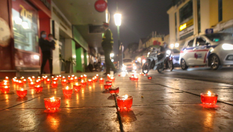 Trên phố Tràng Tiền (quận Hoàn Kiếm), người dân Hà Nội thắp nến tưởng niệm những chiến sỹ, đồng bào đã hy sinh, tử vong vì dịch COVID-19. (Ảnh: Tuấn Đức/TTXVN)