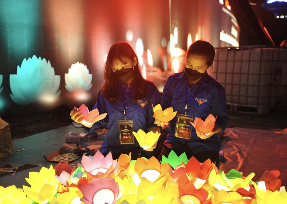 Tại Công viên Thống Nhất, Đoàn viên, thanh niên thắp nến tại Lễ Tưởng niệm đồng bào và cán bộ, chiến sĩ hy sinh, tử vong trong đại dịch COVID-19. (Ảnh: Minh Đức/TTXVN)