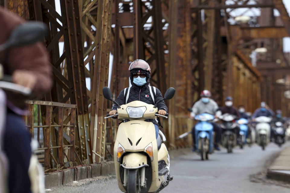 Nhiều người trang bị áo ấm khi ra đường. (Ảnh: Tuấn Đức/TTXVN)