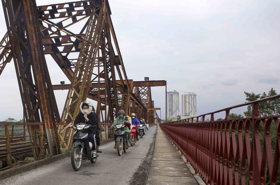 Người dân thủ đô co ro trong cái lạnh đầu tuần. (Ảnh: Tuấn Đức/TTXVN)