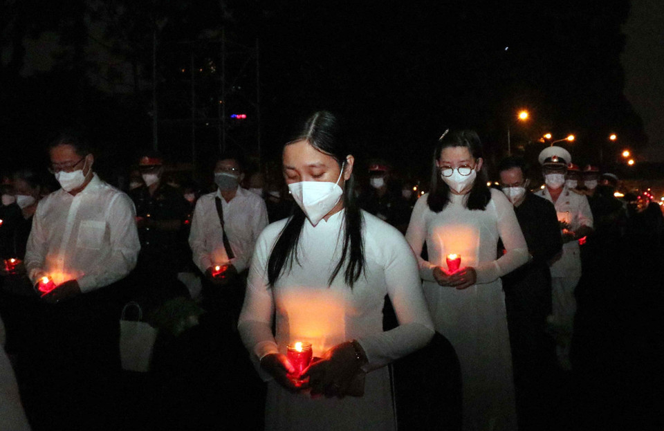 Thành kính mặc niệm tưởng nhớ đồng bào, cán bộ, chiến sỹ đã tử vong, hy sinh trong đại dịch COVID-19. (Ảnh: Xuân Khu/TTXVN)