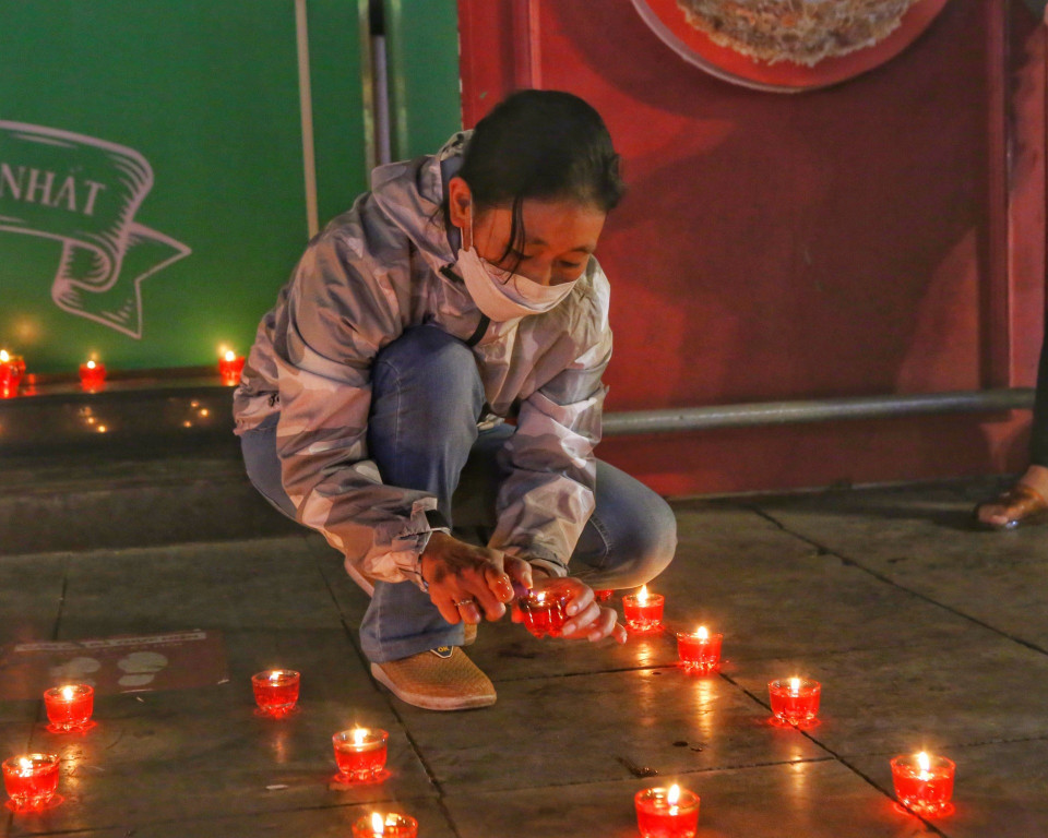 Người dân Hà Nội thắp nến tưởng niệm những chiến sỹ, đồng bào đã hy sinh, tử vong vì dịch COVID-19. (Ảnh: Tuấn Đức/TTXVN)