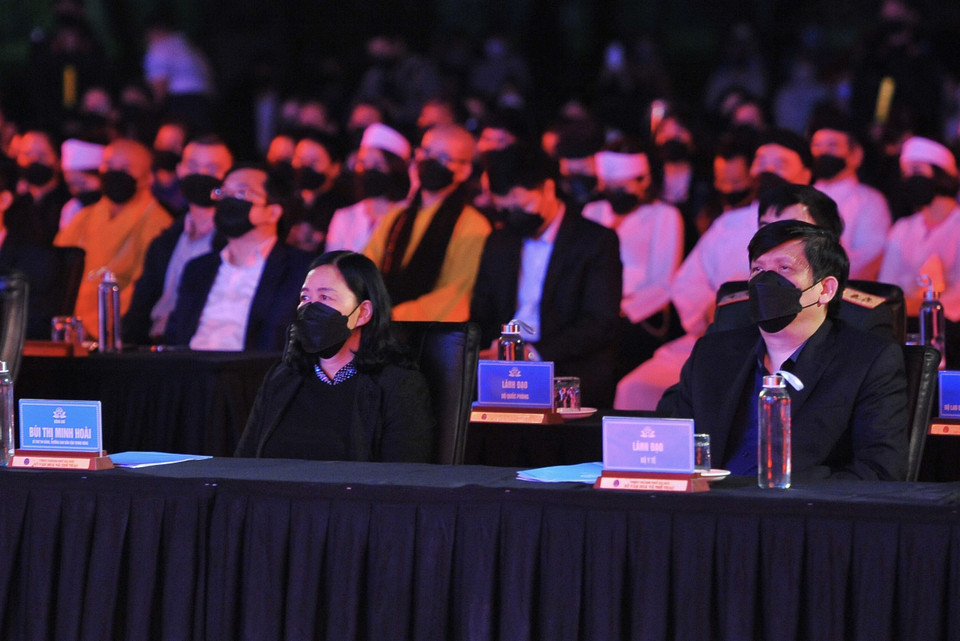 Tại Công viên Thống Nhất, Bí thư Trung ương Đảng, Trưởng Ban Dân vận Trung ương Bùi Thị Minh Hoài và Bộ trưởng Bộ Y tế Nguyễn Thanh Long. (Ảnh: Minh Đức/TTXVN)