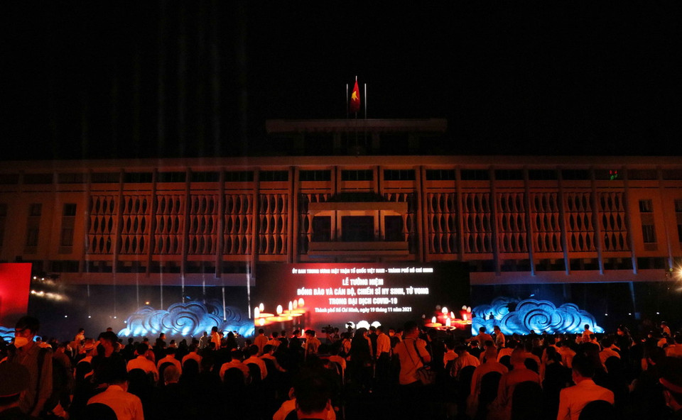 Lễ tưởng niệm đồng bào, cán bộ chiến sỹ tử vong, hy sinh trong đại dịch COVID-19 tổ chức Hội trường Thống Nhất, Thành phố Hồ Chí Minh. (Ảnh: Xuân Khu-TTXVN)