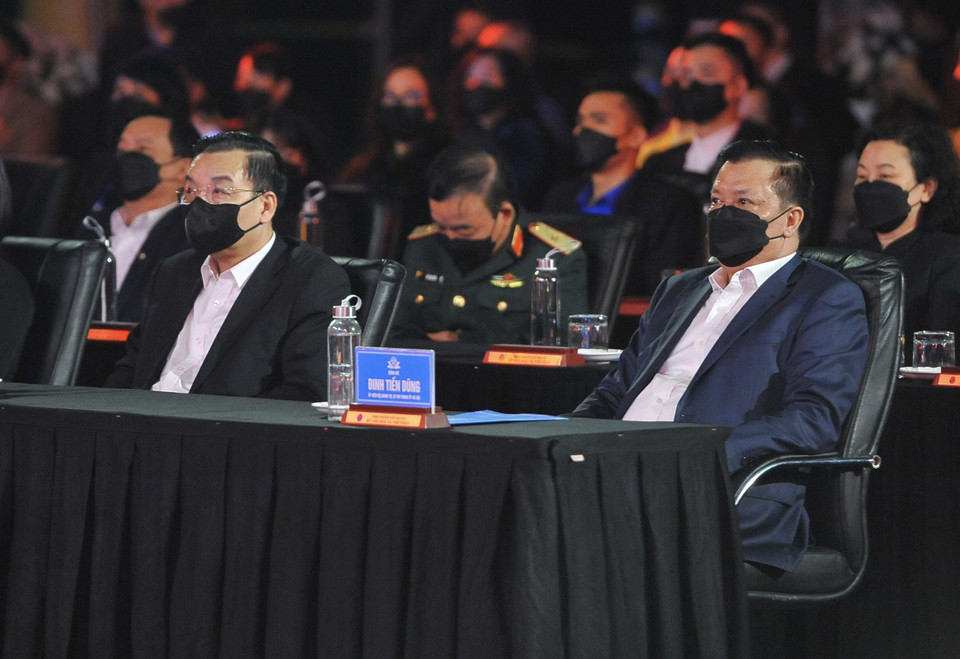 Tại Công viên Thống Nhất, Ủy viên Bộ Chính trị, Bí thư Thành ủy Thành phố Hà Nội Đinh Tiến Dũng và Chủ tịch Ủy ban Nhân dân Thành phố Hà Nội Chu Ngọc Anh dự lễ tưởng niệm. (Ảnh: Minh Đức/TTXVN)