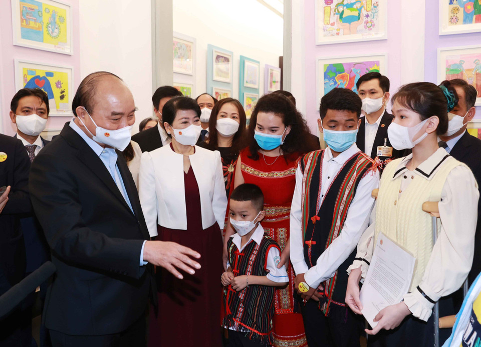 Chủ tịch nước Nguyễn Xuân Phúc thăm triển lãm Vì một Việt Nam tất thắng tại Bảo tàng Mỹ Thuật Việt Nam. (Ảnh: Thống Nhất/TTXVN)