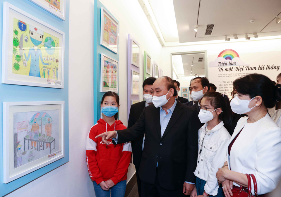 Chủ tịch nước Nguyễn Xuân Phúc xem triển lãm Vì một Việt Nam tất thắng tại Bảo tàng Mỹ Thuật Việt Nam. (Ảnh: Thống Nhất/TTXVN)