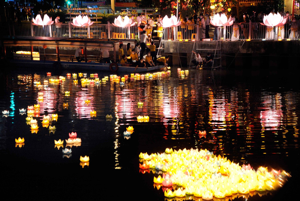 Nghi thức thả hoa đăng tưởng niệm đồng bào và cán bộ, chiến sỹ hy sinh, tử vong trong đại dịch COVID-19 trên kênh Nhiêu Lộc-Thị Nghè, trước chùa Pháp Hoa (quận 3, Thành phố Hồ Chí Minh). (Ảnh: An Hiếu/TTXVN)