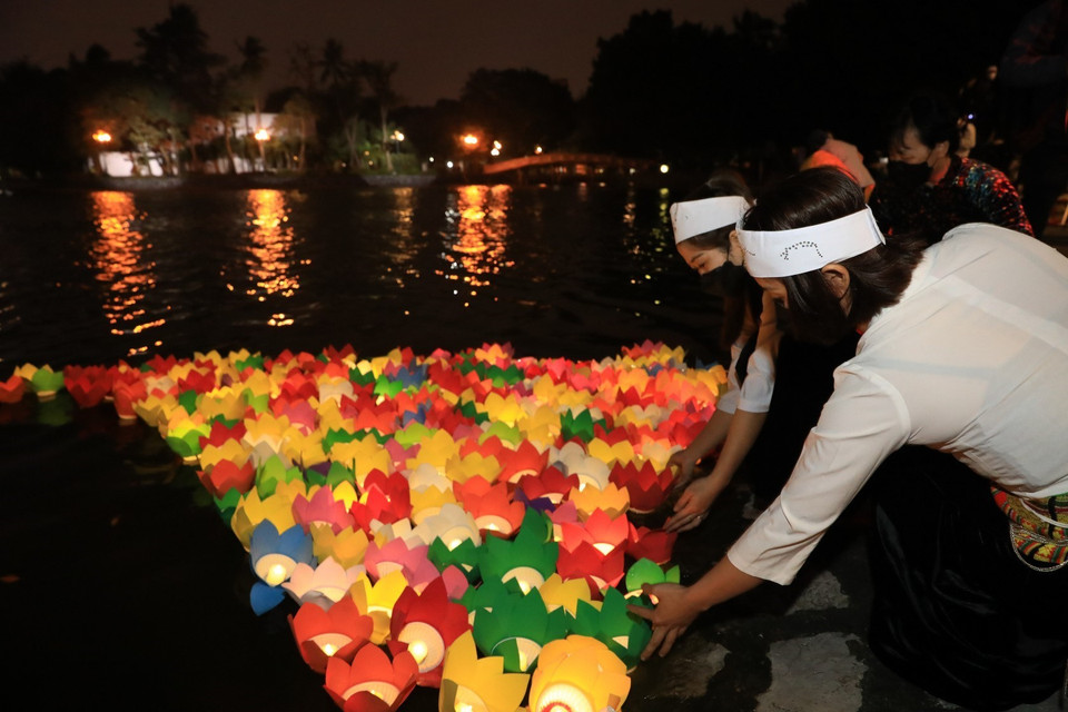 Người dân thắp nến, thả đèn hoa đăng tưởng niệm đồng bào và cán bộ, chiến sỹ hy sinh, tử vong trong đại dịch COVID-19. (Ảnh: Thành Đạt/TTXVN)