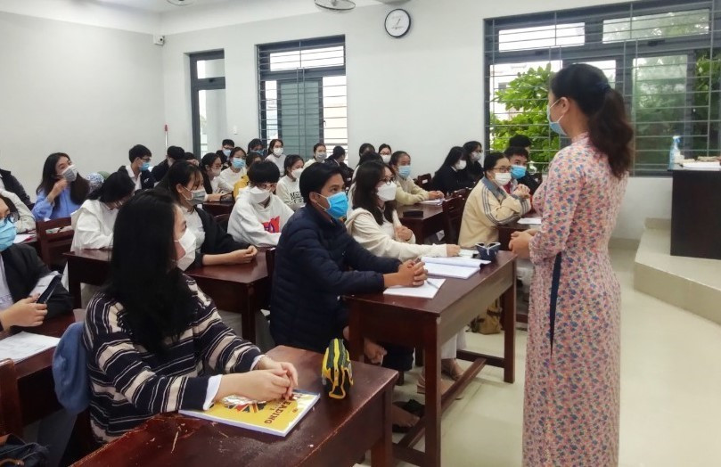Giáo viên trường Trung học phổ thông Hoàng Hoa Thám hướng dẫn học sinh đảm bảo an toàn phòng dịch. (Ảnh: Văn Dũng/TTXVN)