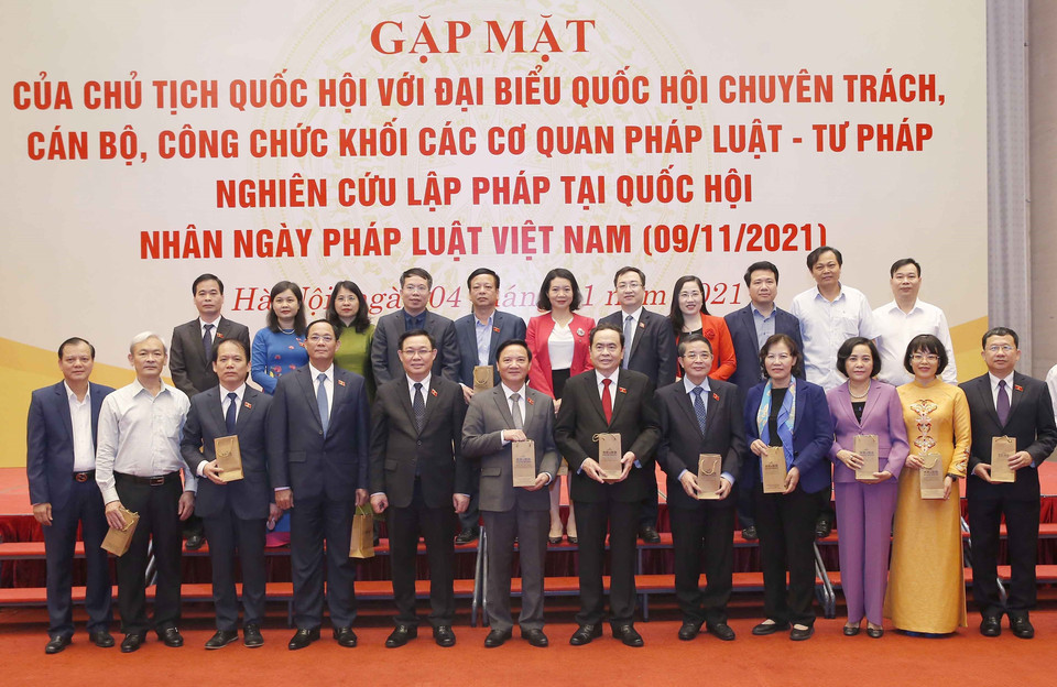 Chủ tịch Quốc hội Vương Đình Huệ gặp mặt các đại biểu Quốc hội chuyên trách, cán bộ, công chức khối các cơ quan pháp luật, tư pháp, nghiên cứu lập pháp. (Ảnh: Doãn Tấn/TTXVN)