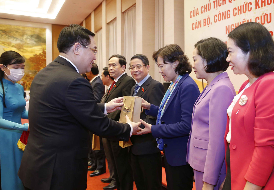 Chủ tịch Quốc hội Vương Đình Huệ gặp mặt các đại biểu Quốc hội chuyên trách, cán bộ, công chức khối các cơ quan pháp luật, tư pháp, nghiên cứu lập pháp tại Quốc hội, nhân Ngày pháp luật Việt Nam (9/11/2021). (Ảnh: Doãn Tấn/TTXVN)