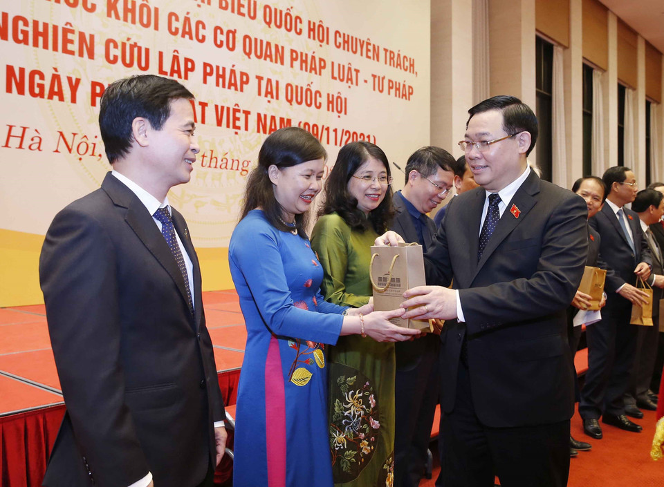 Chủ tịch Quốc hội tặng quà lưu niệm cho các đại biểu. (Ảnh: Doãn Tấn/TTXVN)