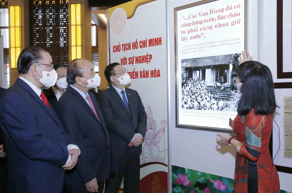 Các vị lãnh đạo, nguyên lãnh đạo Đảng, Nhà nước tham quan Triển lãm Văn hóa soi đường cho quốc dân đi. (Ảnh:Doãn Tấn/TTXVN)