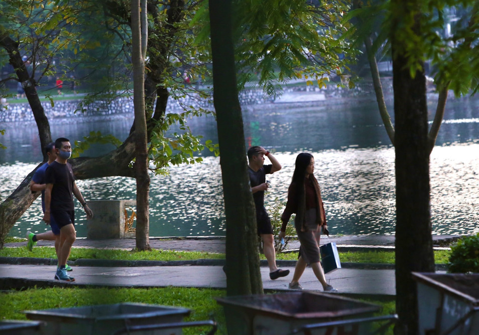 Một số người dân vẫn chủ quan không đeo khẩu trang tại Công Viên Bách Thảo Hà Nội (ảnh chụp sáng 10/11/2021). (Ảnh: Hoàng Hiếu/TTXVN)