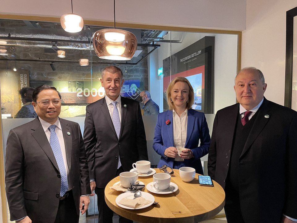 Thủ tướng Phạm Minh Chính cùng nguyên thủ các nước và các tổ chức quốc tế tham dự buổi gặp. (Ảnh: TTXVN)