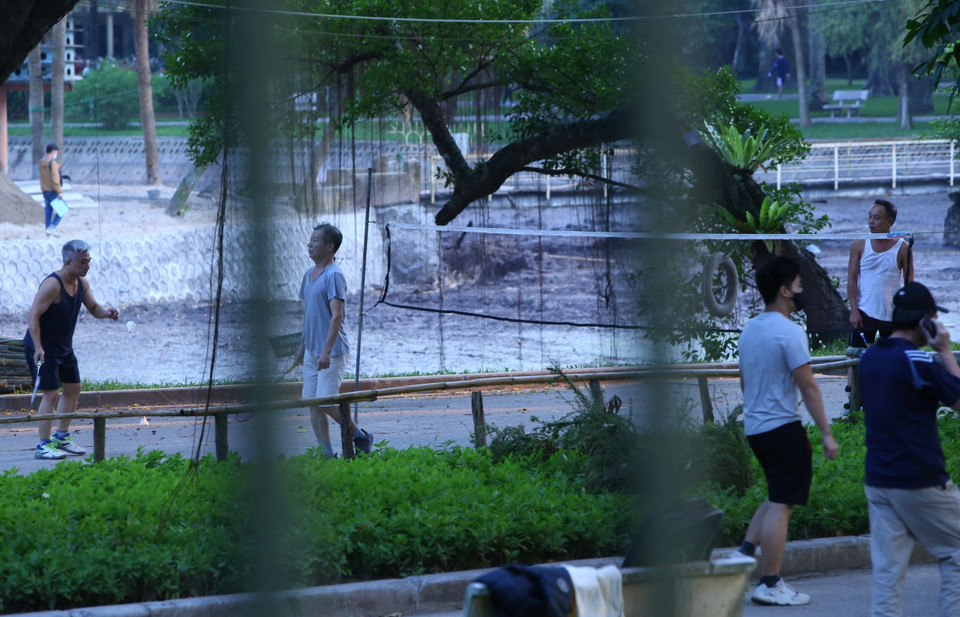 Người dân vẫn chủ quan không đeo khẩu trang khi vui chơi, tập thể dục tại Công Viên Thống Nhất (ảnh chụp chiều 10/11/2021). (Ảnh: Hoàng Hiếu/TTXVN)