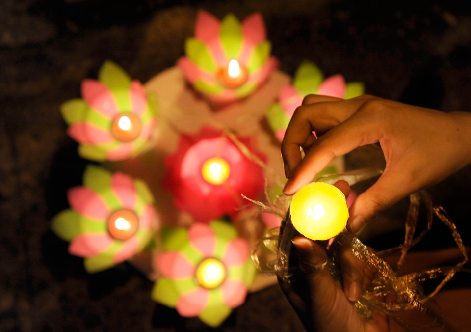 Hoa đăng tưởng niệm đồng bào và cán bộ, chiến sỹ hy sinh, tử vong trong đại dịch COVID-19 trên kênh Nhiêu Lộc-Thị Nghè. (Ảnh: An Hiếu/TTXVN)