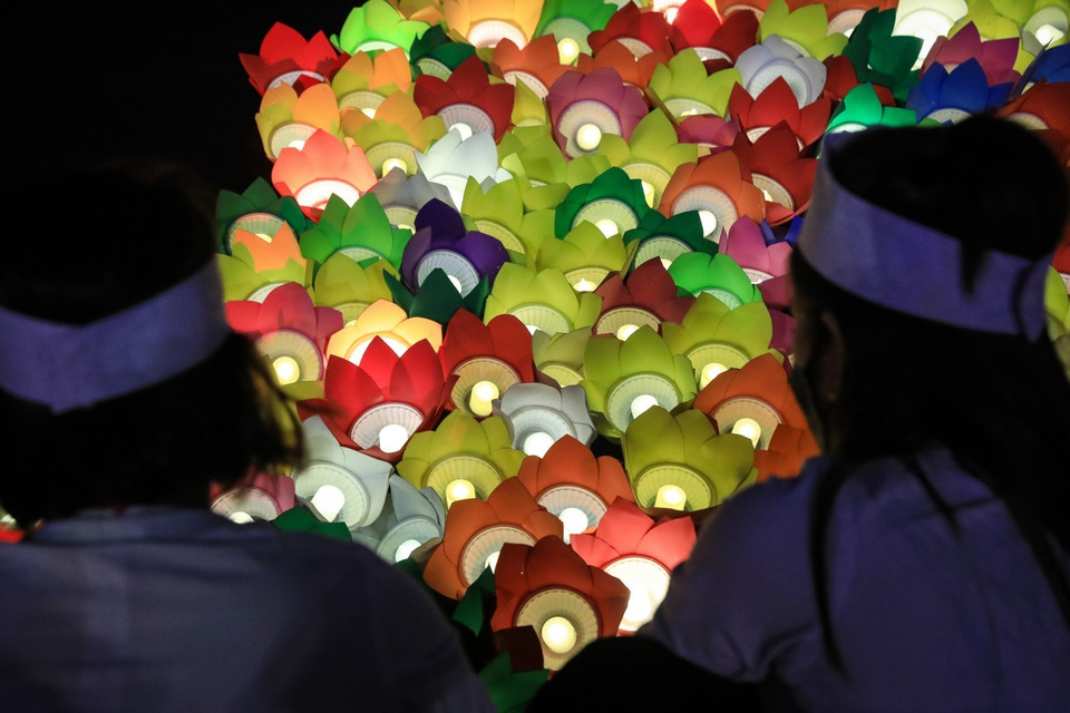 Hoa đăng được thả trên hồ, tưởng niệm đồng bào và cán bộ, chiến sỹ hy sinh, tử vong trong đại dịch COVID-19. (Ảnh: Thành Đạt/TTXVN)