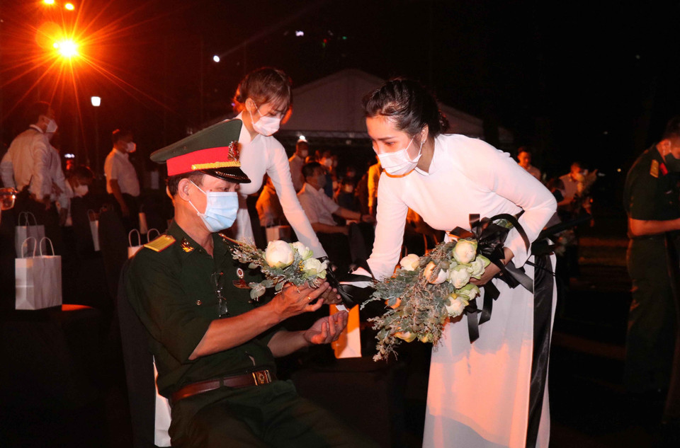 Chuẩn bị hoa tưởng niệm đồng bào, cán bộ, chiến sỹ hy sinh, tử vong trong đại dịch COVID-19. (Ảnh: Xuân Khu/TTXVN)