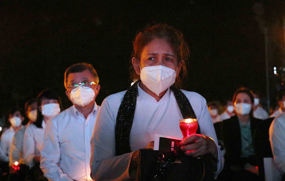 Xúc động tưởng nhớ người thân đã khuất. (Ảnh: Xuân Khu-TTXVN)