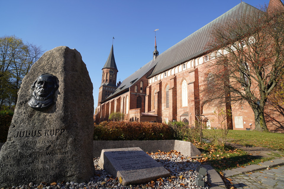 Tượng đài Julius Rupp, nhà thần học Tin lành người Phổ, nằm sát nhà thờ Cathedral. (Nguồn: TTXVN)