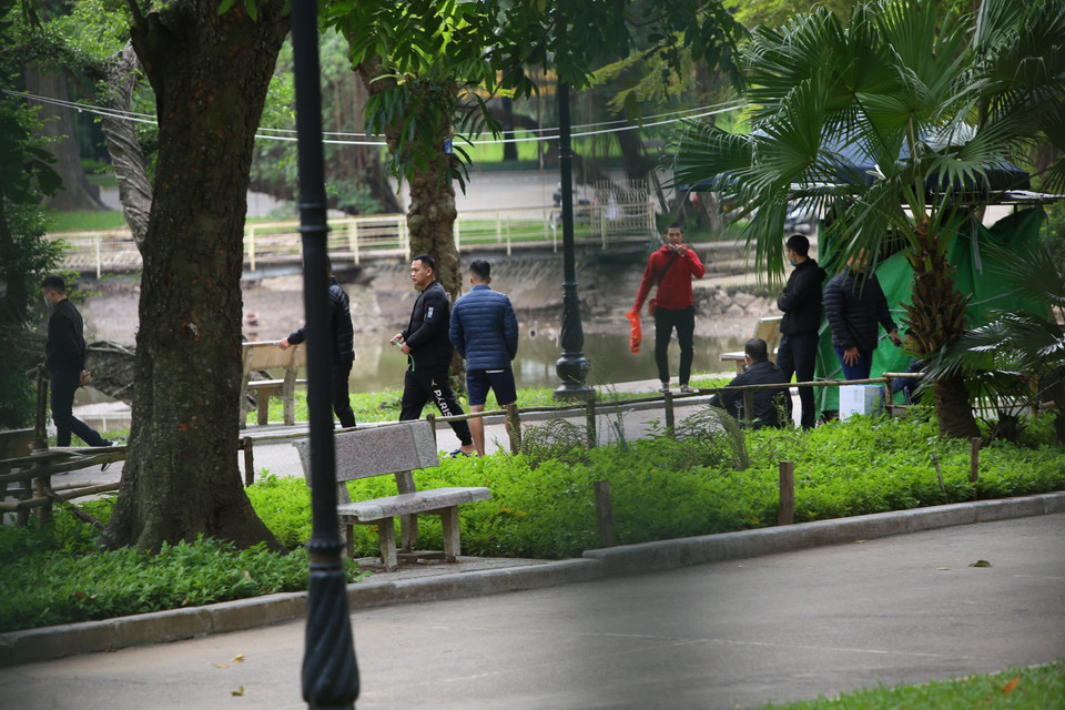 Một số người dân vẫn chủ quan không đeo khẩu trang khi tập thể dục tại Công Viên Thống Nhất(ảnh chụp chiều 10/11/2021). (Ảnh: Hoàng Hiếu/TTXVN)