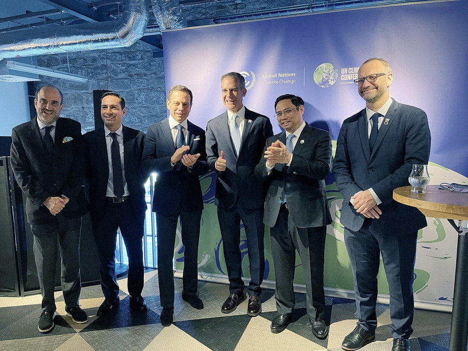 Thủ tướng Phạm Minh Chính và đại diện các tổ chức quốc tế tham dự buổi gặp. (Ảnh: TTXVN)