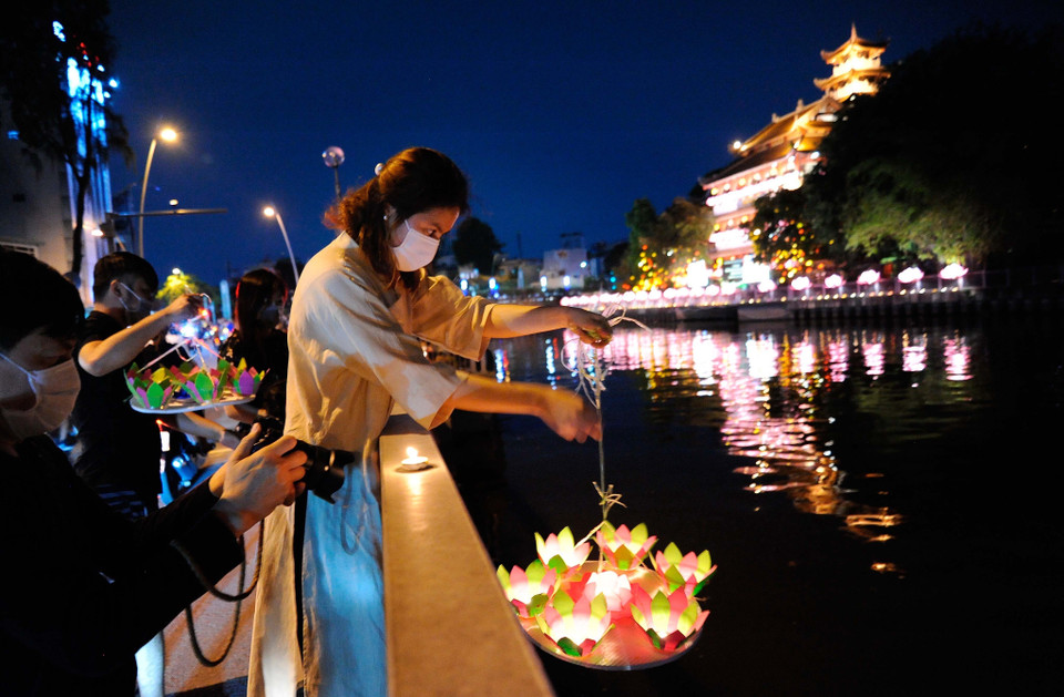 Người dân thả hoa đăng tưởng niệm đồng bào và cán bộ, chiến sỹ hy sinh, tử vong trong đại dịch COVID-19 trên kênh Nhiêu Lộc-Thị Nghè, trước chùa Pháp Hoa (quận 3, Thành phố Hồ Chí Minh). (Ảnh: An Hiếu/TTXVN)