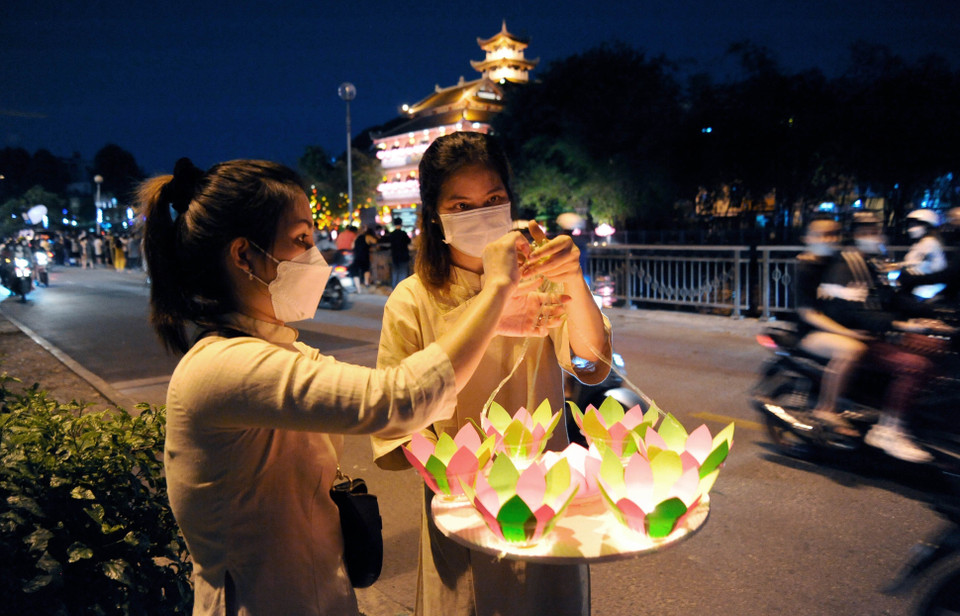 Nghi thức thả hoa đăng tưởng niệm đồng bào và cán bộ, chiến sỹ hy sinh, tử vong trong đại dịch COVID-19 trên kênh Nhiêu Lộc-Thị Nghè, trước chùa Pháp Hoa (quận 3, Thành phố Hồ Chí Minh). (Ảnh: An Hiếu/TTXVN)