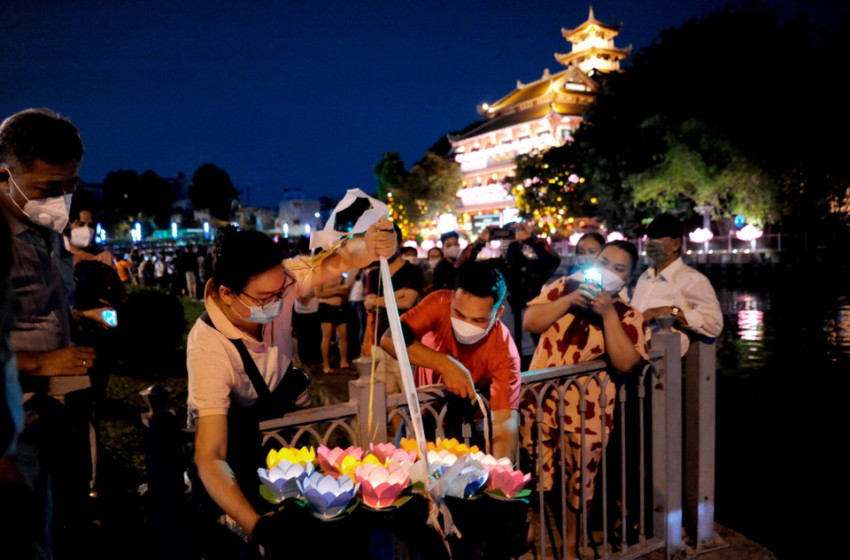 Nghi thức thả hoa đăng tưởng niệm đồng bào và cán bộ, chiến sỹ hy sinh, tử vong trong đại dịch COVID-19 trên kênh Nhiêu Lộc-Thị Nghè, trước chùa Pháp Hoa (quận 3, TP. Hồ Chí Minh). (Ảnh: An Hiếu/TTXVN)
