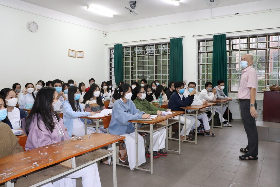 Giáo viên trường Trung học phổ thông Phan Châu Trinh hướng dẫn học sinh đảm bảo an toàn phòng dịch. (Ảnh: Văn Dũng/TTXVN)